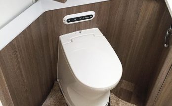 Förbränningstoalett till husvagn och husbil