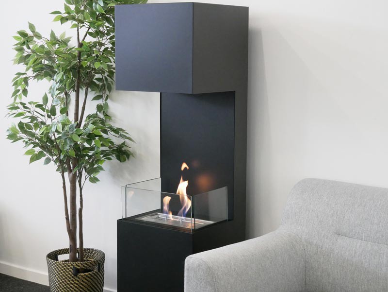 Öppen, fristående etanolkamin i svart