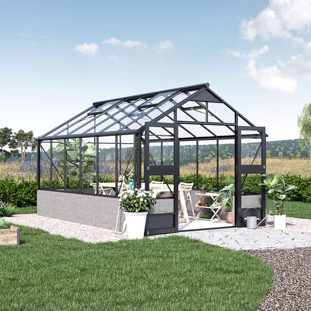 Svart växthus med murad grund