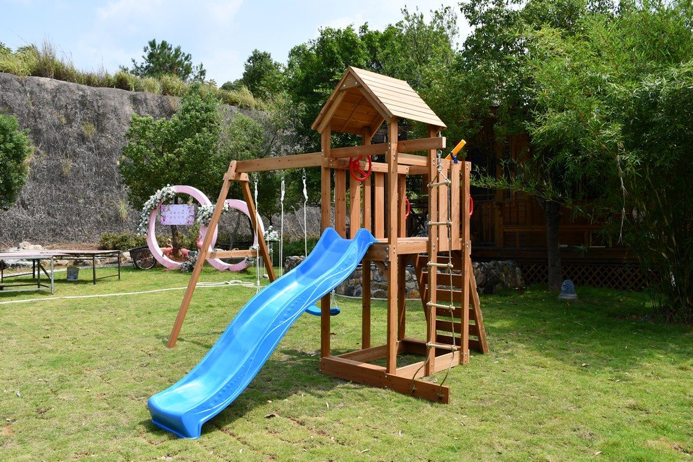 Lektorn med gungställning och rutschkana (Bästa lekställningen - Bäst i test)