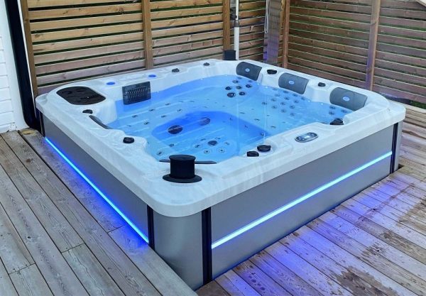 Spabad Serenity med WiFi (Bästa bubbelbad utomhus - Bäst i test)